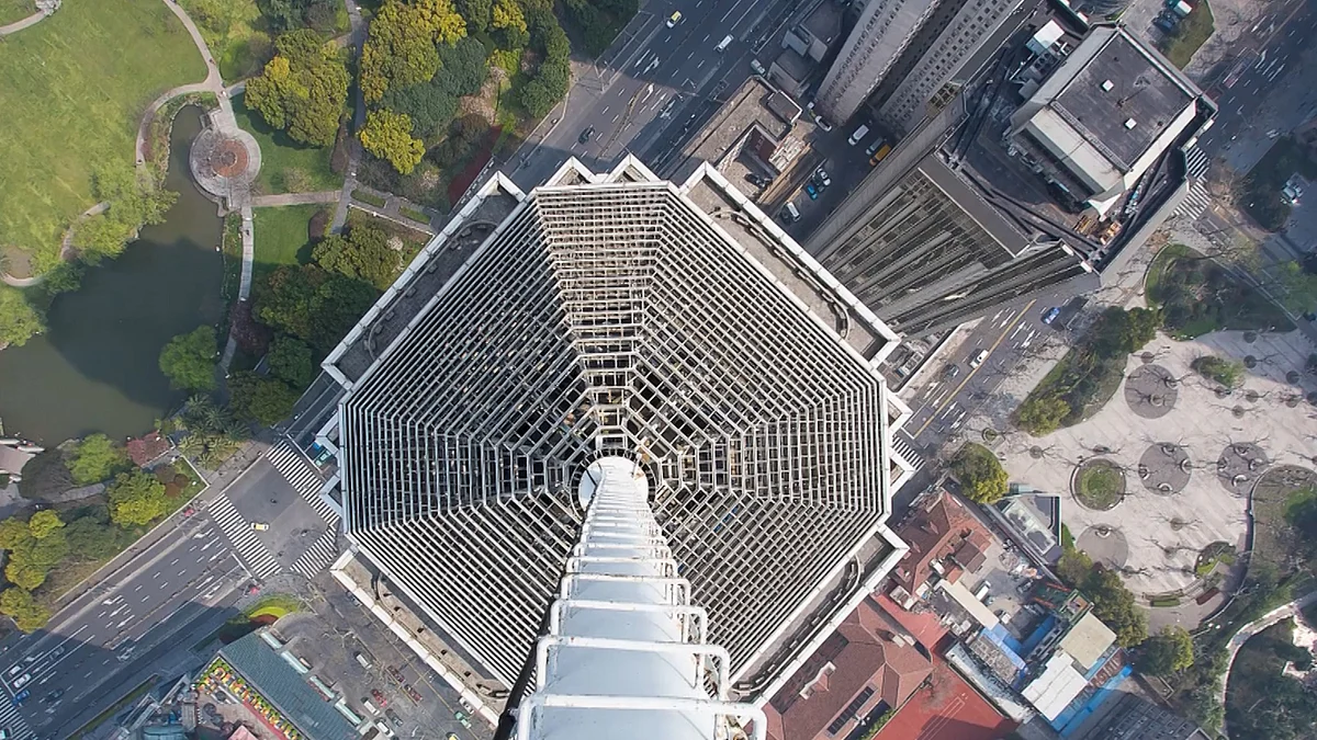 GoPro Footage | Teen Scales Skyscraper Without Safety Equipment